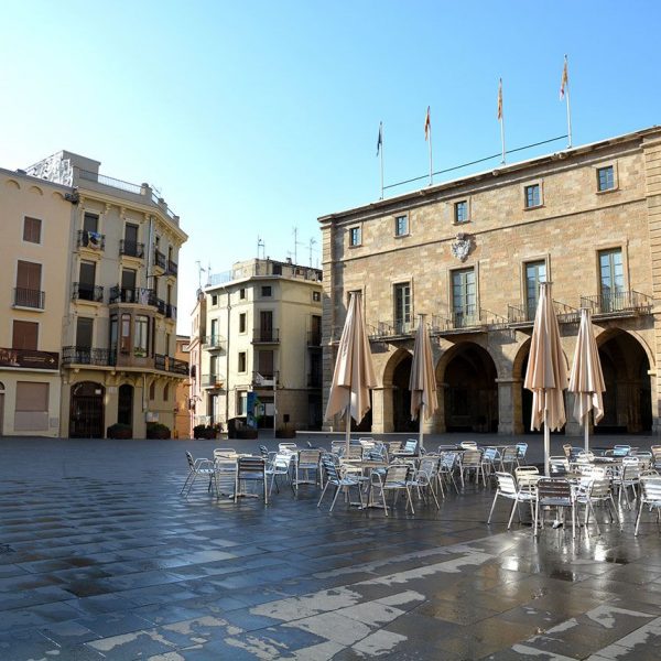 Manresa.- Plaça Major, al fons l'Ajuntament (7/2014)