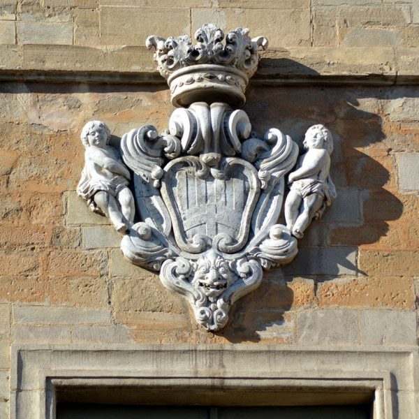 Manresa.- Ajuntament, d'estil classicista construït entre 1739 i 1777 - Escut de la ciutat de 1763 (7/2014)