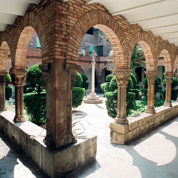 Manresa.- Convent de les caputxines que conserva l'antic claustre gòtic del convent de les monges de Valldaura (5/1996)