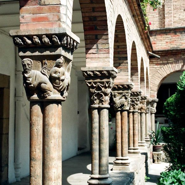 Manresa.- Convent de les caputxines que conserva l'antic claustre gòtic del convent de les monges de Valldaura (8/1996)