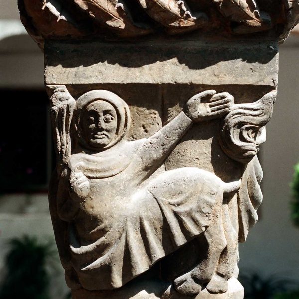 Manresa.- Convent de les Caputxines - Claustre gòtic de l'antic convent de Valldaura on destaquen els capitells esculpits de les columnes (5/1996)