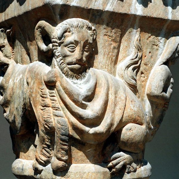 Manresa.- Convent de les Caputxines - Claustre gòtic de l'antic convent de Valldaura on destaquen els capitells esculpits de les columnes (5/1996)