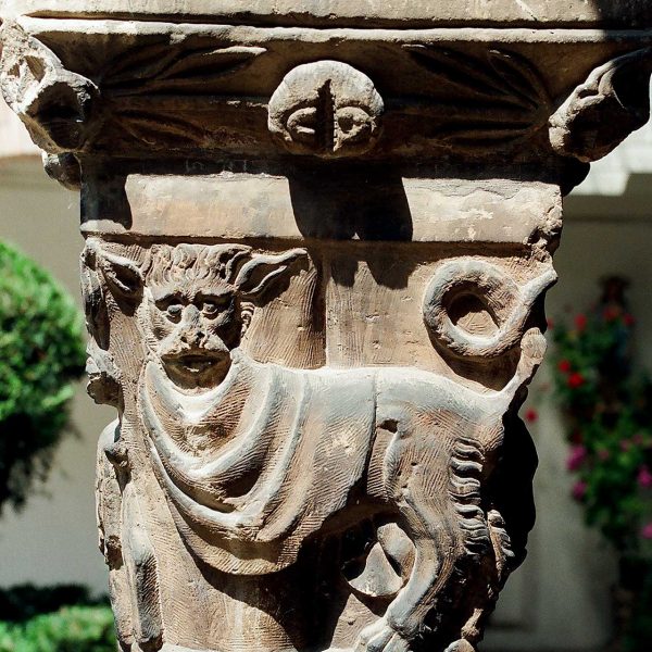 Manresa.- Convent de les Caputxines - Claustre gòtic de l'antic convent de Valldaura on destaquen els capitells esculpits de les columnes (5/1996)