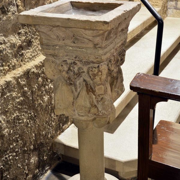 Manresa.- Església de les Clarisses - Pica beneitera en un capitell procedent del convent de les caputxines (7/2014)