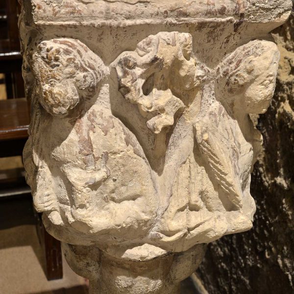 Manresa.- Església de les Clarisses - Pica beneitera en un capitell procedent del convent de les caputxines (7/2014)