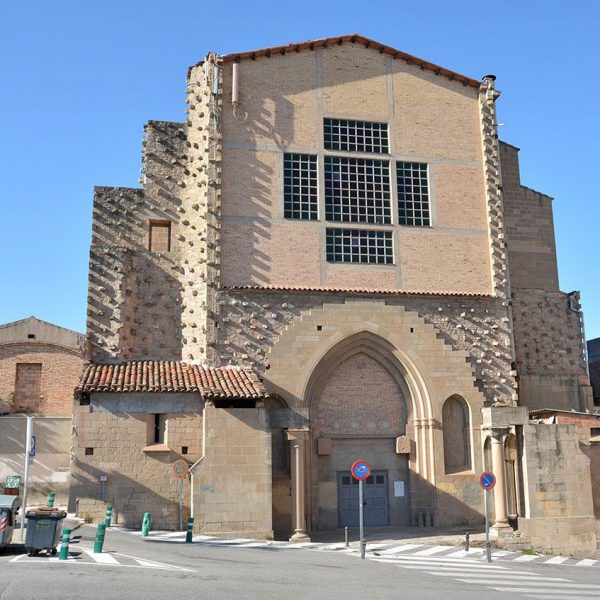 Manresa.- Església del Carme iniciada el 1322 i demolida el 1936. Refeta entre 1940 i 1952 resta inacabada (7/2014)