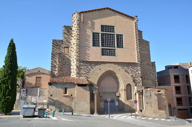 Manresa.- Església del Carme iniciada el 1322 i demolida el 1936. Refeta entre 1940 i 1952 resta inacabada (7/2014)