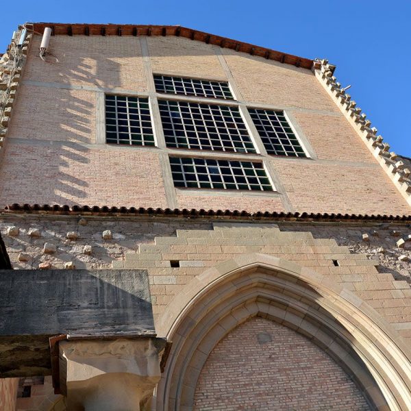 Manresa.- Església del Carme iniciada el 1322 i demolida el 1936. Refeta entre 1940 i 1952 resta inacabada (7/2014)