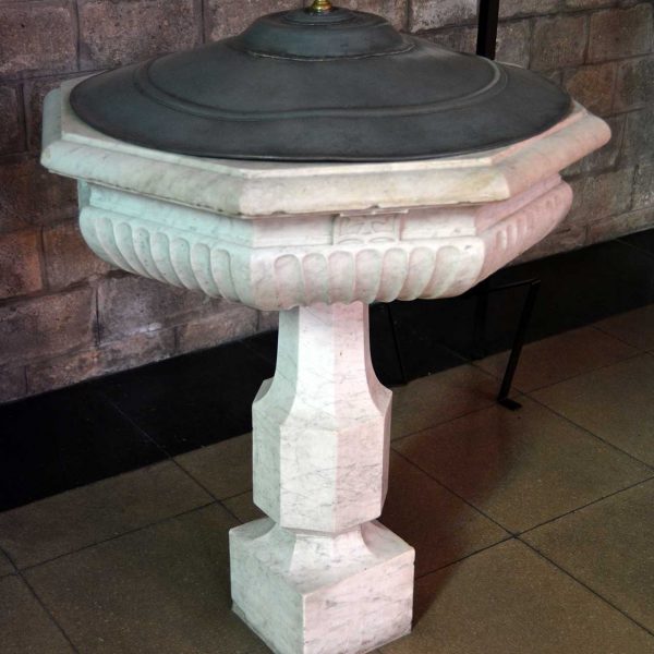 Manresa.- Església del Carme - Pica baptismal (8/2014)