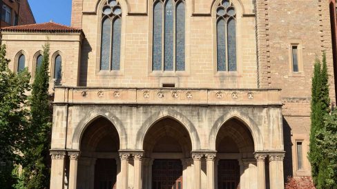 Manresa.- Església de Crist Rei - El cos central de la façana te una gran escalinata i porxo (8/2014)