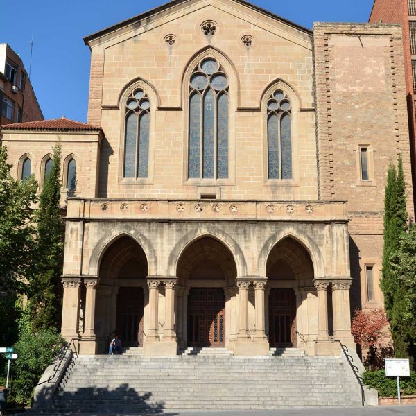 Manresa.- Església de Crist Rei - El cos central de la façana te una gran escalinata i porxo (8/2014)