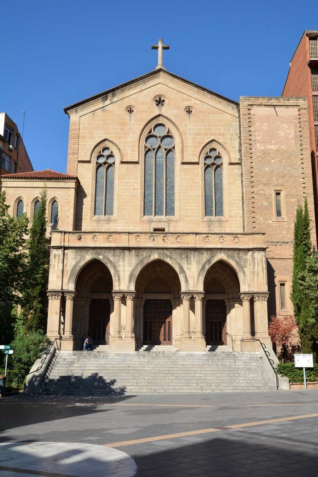 Manresa.- Església de Crist Rei - El cos central de la façana te una gran escalinata i porxo (8/2014)