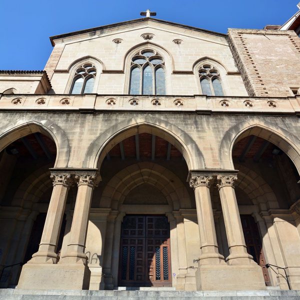 Manresa.- Església de Crist Rei - El cos central de la façana te una gran escalinata i porxo (8/2014)