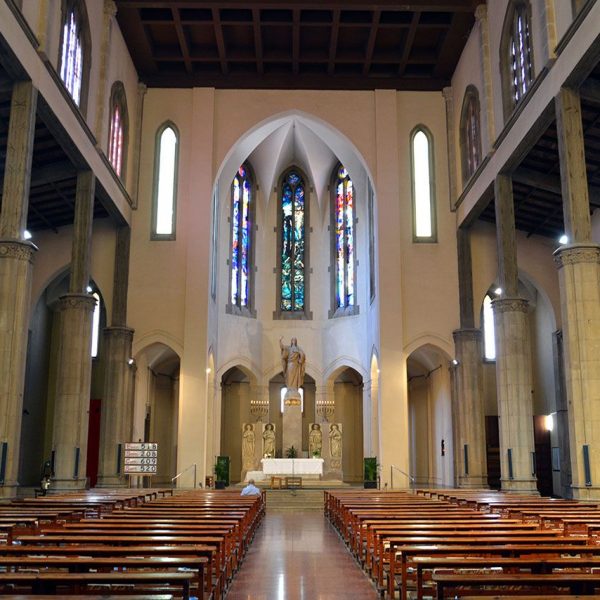 Manresa.- Església de Crist Rei, de tres naus - Vista general de la nau (8/2014)