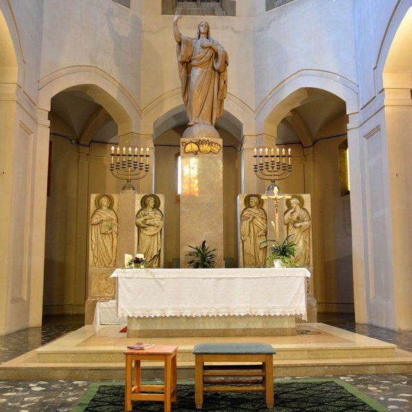 Manresa.- Església de Crist Rei, de tres naus - Vista del presbiteri i altar (8/2014)