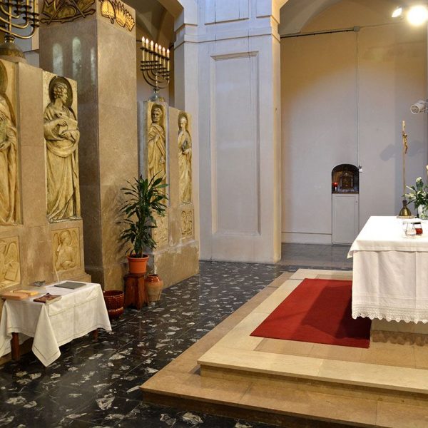 Manresa.- Església de Crist Rei, de tres naus - Retaule amb les figures dels quatre evangelistes (8/2014)