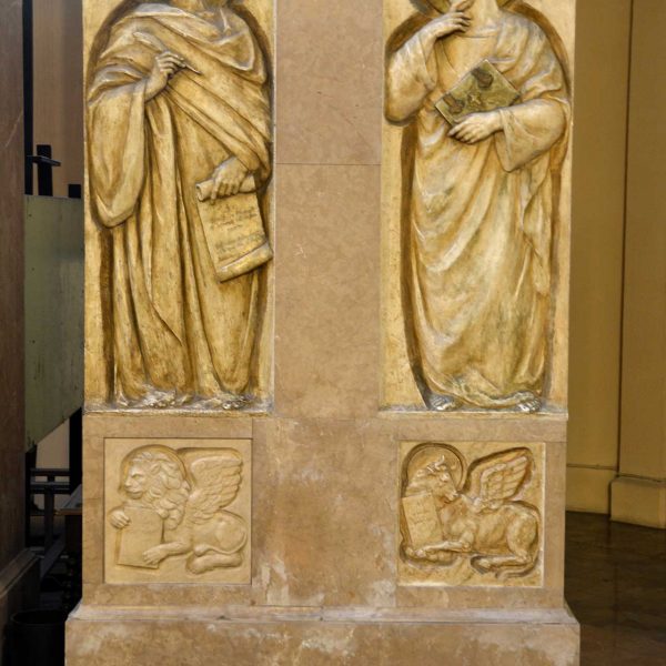 Manresa.- Església de Crist Rei, de tres naus - Detall de dos evangelistes (8/2014)