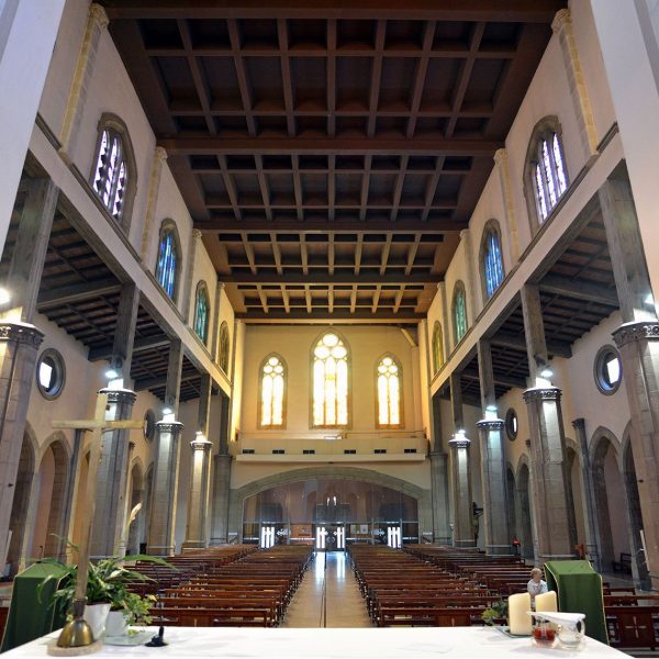 Manresa.- Església de Crist Rei, de tres naus - Vista general de la nau (8/2014)