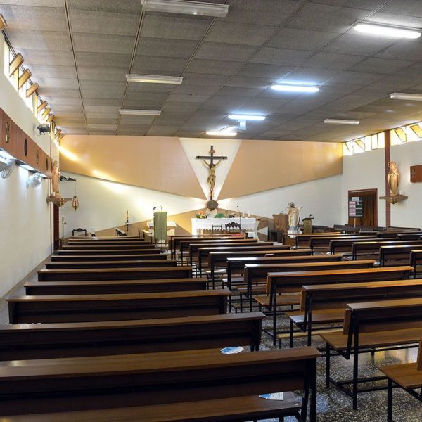 Manresa.- Església nova de Sant Josep - Vista general de la nau (9/2014)