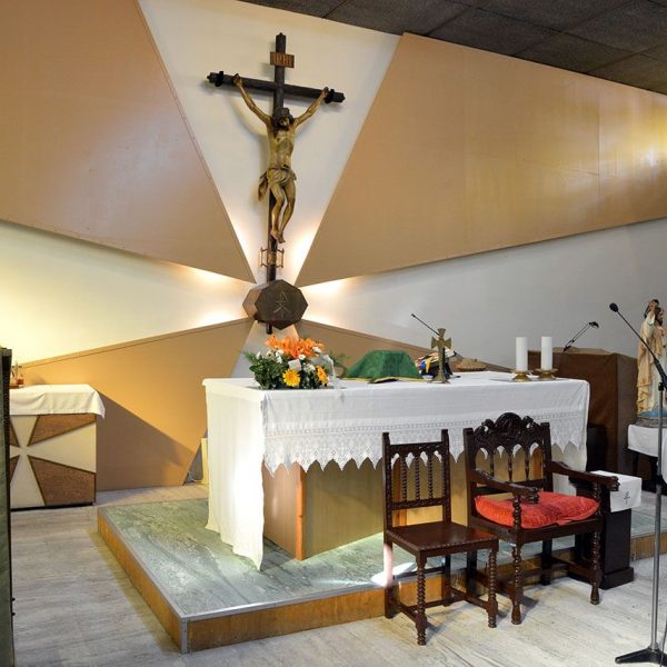 Manresa.- Església nova de Sant Josep - Vista de l'altar (9/2014)