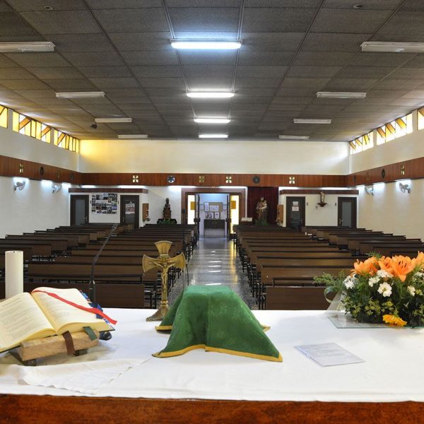 Manresa.- Església nova de Sant Josep - Vista general de la nau (9/2014)