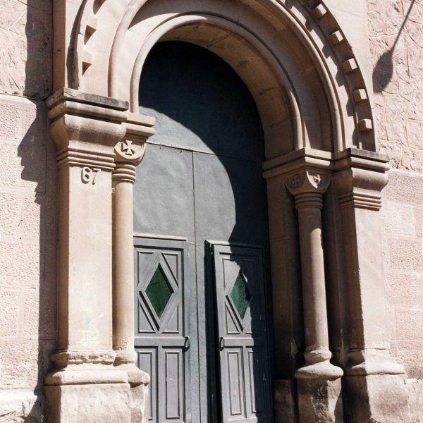 Manresa.- Església Vella de Mossèn Vidal o Sant Josep - Portalada realitzada dintre d'un cos ressaltat (6/1996)