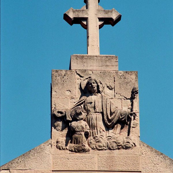 Manresa.-Església Vella de Mossèn Vidal o Sant Josep - Figura del Sant esculpida al frontispici de la façana (6/1996)