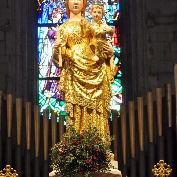 Manresa.- Basílica gòtica de Santa Maria - Mare de Deu de l'Alba presidint l'Altar Major (12/2013)