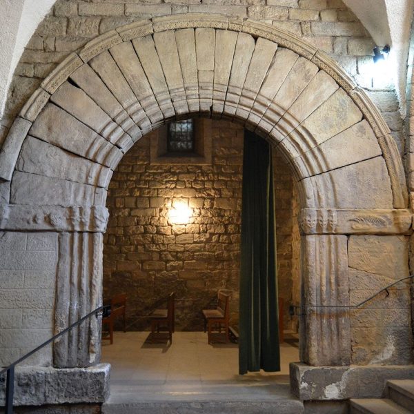 Manresa.- Església de Santa Llúcia i Capella del Rapte. Portalada original romànica (7/2014)