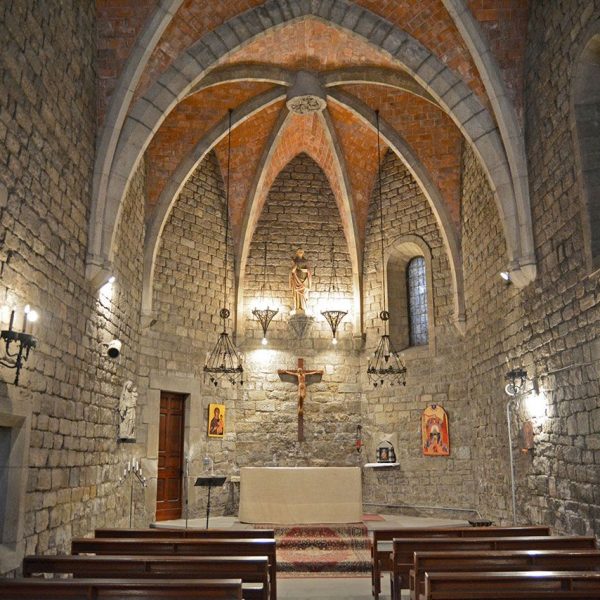 Manresa.- Església de Santa Llúcia, reconstruïda als anys 50 del S. XX. Vista de la nau (7/2014)