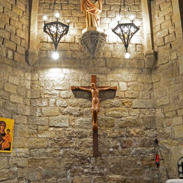 Manresa.- Església de Santa Llúcia, reconstruïda als anys 50 del S. XX. Vista del presbiteri i l'altar (7/2014)