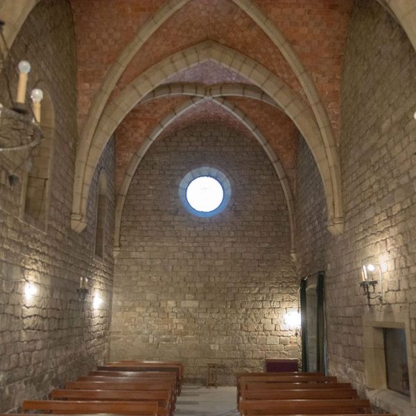 Manresa.- Església de Santa Llúcia, reconstruïda als anys 50 del S. XX. Fons de la nau (7/2014)