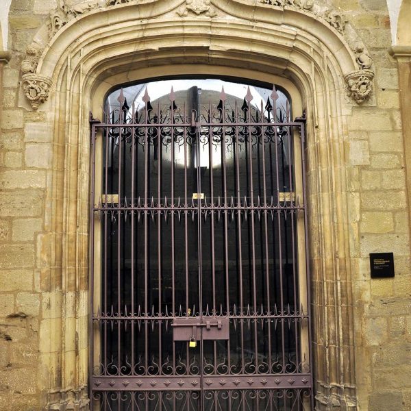 Manresa.- Basílica de Santa Maria – Capella neoclàssica de la Puríssima Concepció o dels Favets, S. XIX– Porta amb brancals motllurats i llinda d’arc conopial acabada amb un floró (2-2014)