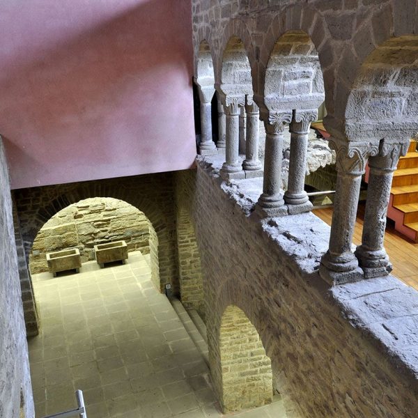 Manresa.- Basílica de Santa Maria - Galeria de dos pisos de l'antic claustre romànic, S. XI (12/2013)