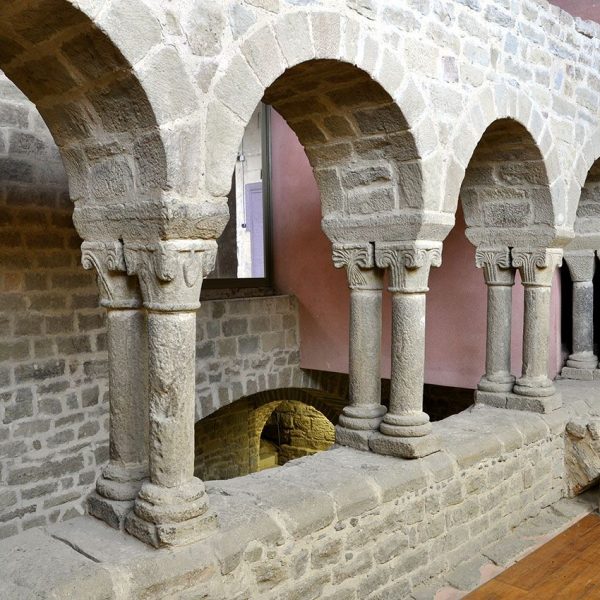Manresa.- Basílica de Santa Maria - Galeria de dos pisos de l'antic claustre romànic, S. XI (12/2013)