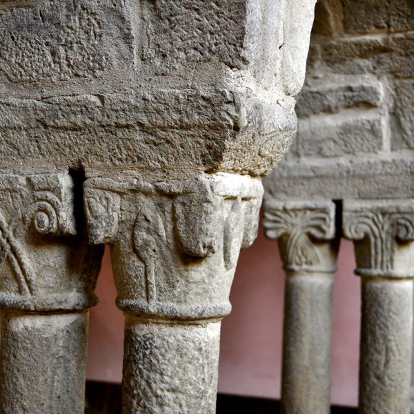 Manresa.- Basílica de Santa Maria - Galeria de dos pisos de l'antic claustre romànic (S. XI) (12/2013)