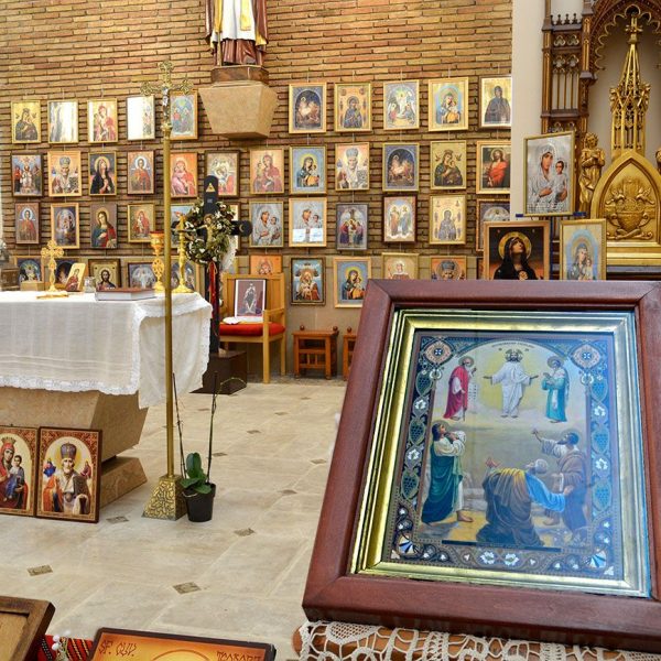 Manresa.- Església del convent de les caputxines cedit a la comunitat ortodoxa (8/2014)