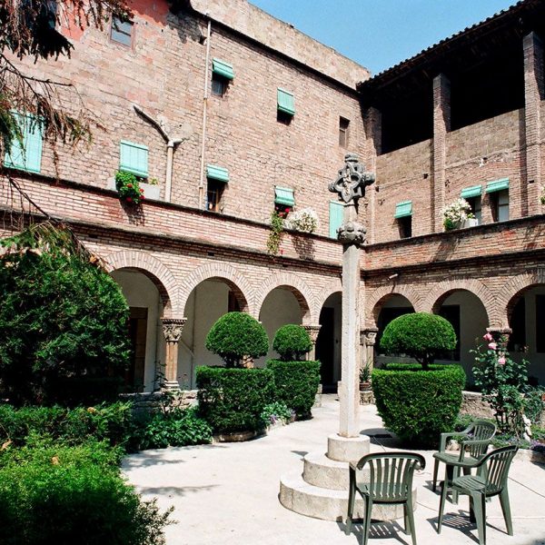 Manresa.- Convent de les caputxines que conserva l'antic claustre gòtic del convent de les monges de Valldaura (5/1996)
