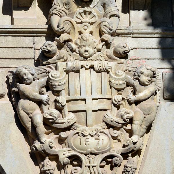 Manresa.- Palau de Justicia, d'estil barroc i façana classicitzant - Escut de la sobreporta datat el 1671 (8/2014)