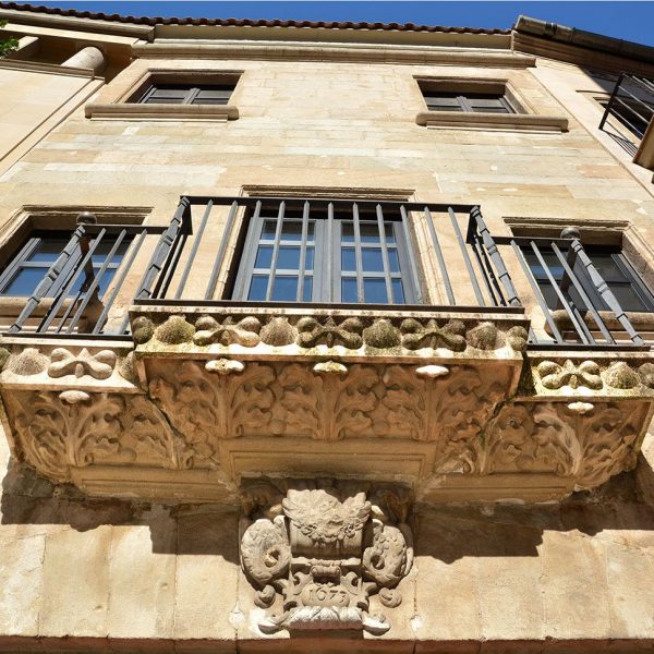 Manresa.- Alberg renaixentista, actual auditori - Balcó amb decoració barroca (7/2014)