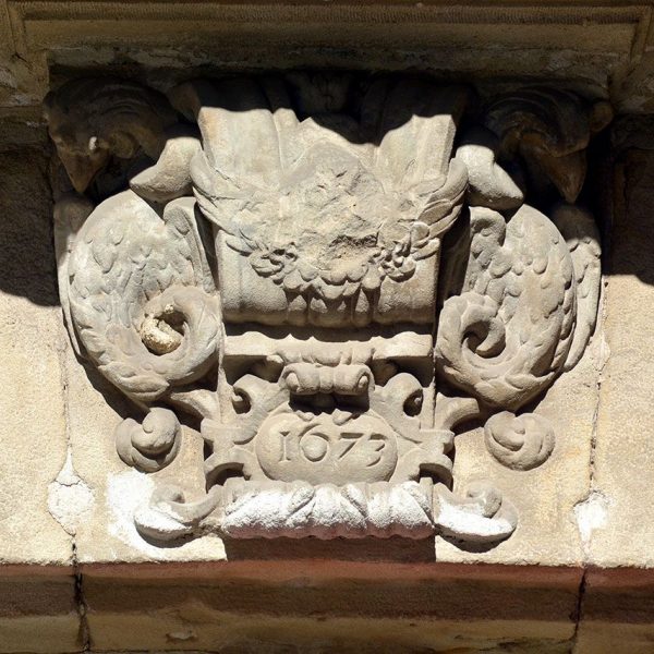 Manresa.- Alberg renaixentista, actual auditori - Balcó amb decoració barroca i escut datat de 1673 (7/2014)