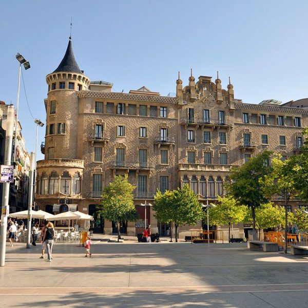 Manresa.- Casa Torrents o Buresa, edifici modernista tipus palau neogòtic (8/2010)