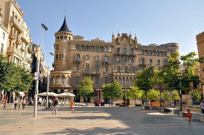 Manresa.- Casa Torrents o Buresa, edifici modernista tipus palau neogòtic (8/2010)