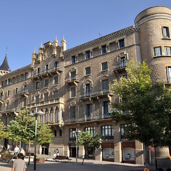 Manresa.- Casa Torrents o Buresa, edifici modernista tipus palau neogòtic (8/2010)