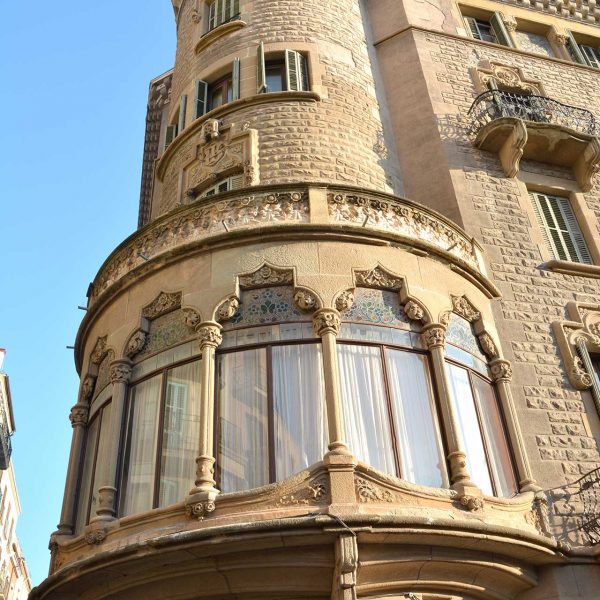 Manresa.- Casa Torrents o Buresa, edifici modernista - Cos central amb tribuna al primer pis (8/2014)