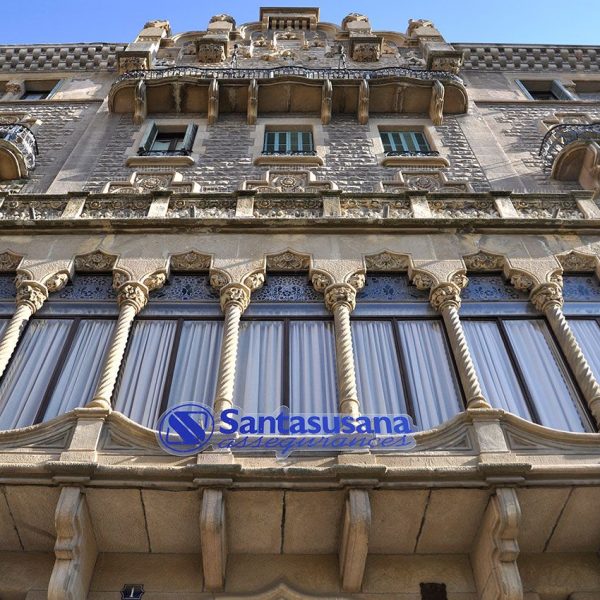 Manresa.- Casa Torrents o Buresa, edifici modernista tipus palau neogòtic (8/2010)