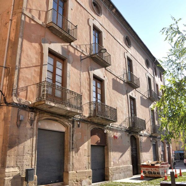 Manresa.- Casa Argullol, S. XVIII d'estil barroc - Va ser construïda com a residència dels Torras i Bages i dels Argullol (8/2010)