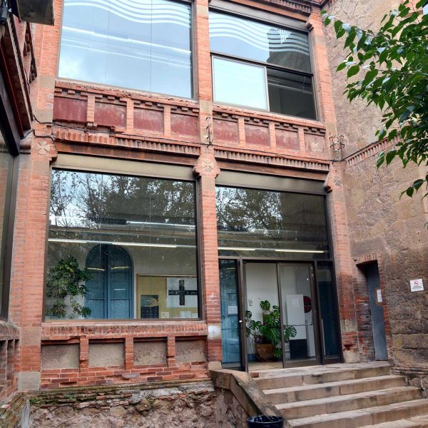 Manresa.- Escola d'Arts i Oficis fundada l'any 1902 per atendre la formació de la classe obrera - Pati (9/2014)