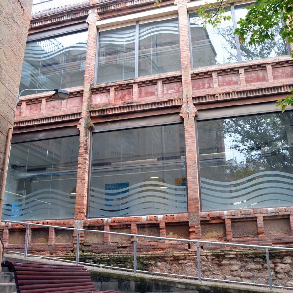 Manresa.- Escola d'Arts i Oficis fundada l'any 1902 per atendre la formació de la classe obrera - Pati (9/2014)