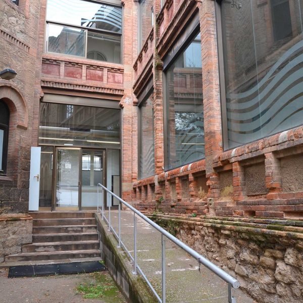 Manresa.- Escola d'Arts i Oficis fundada l'any 1902 per atendre la formació de la classe obrera - Pati (9/2014)